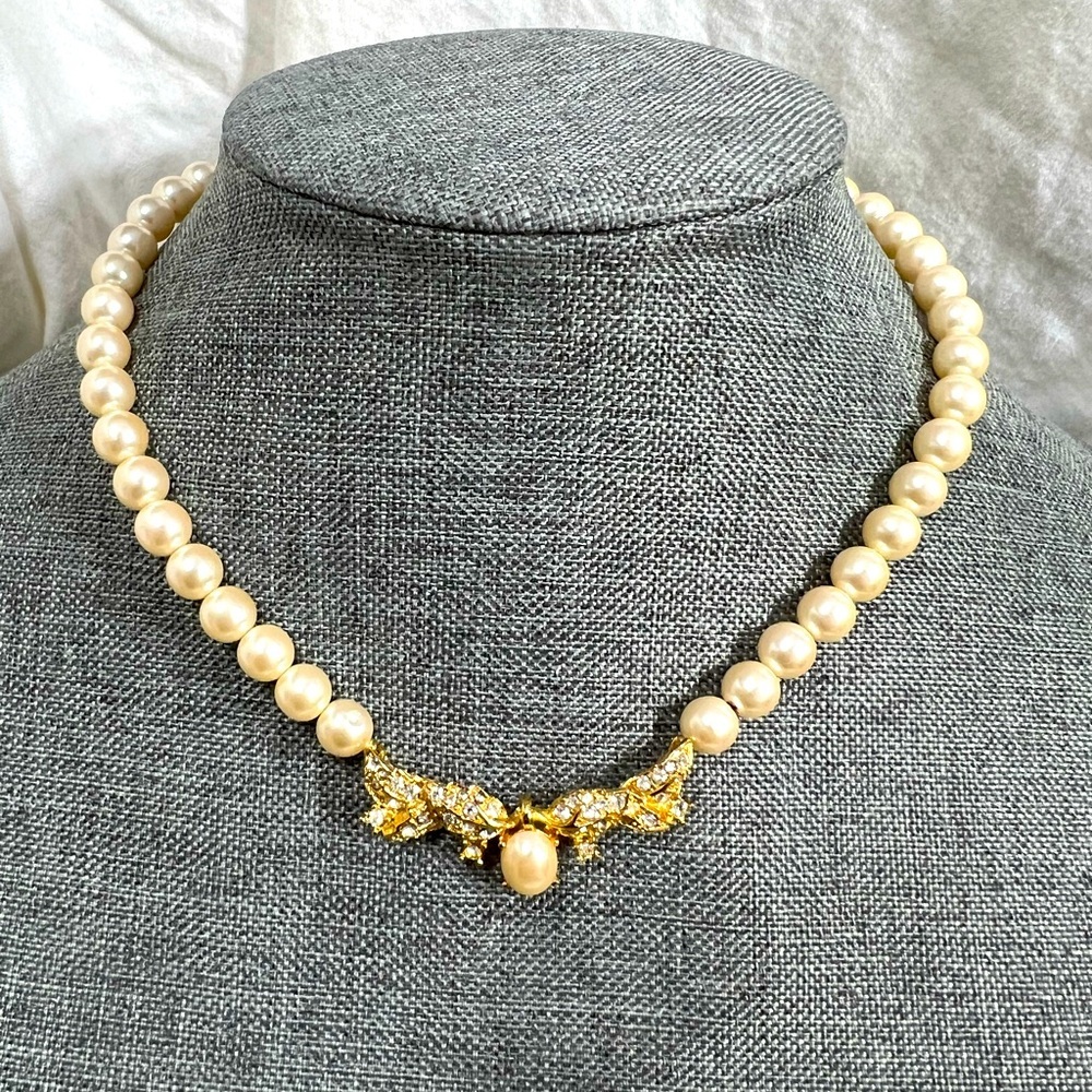 Vintage Richelieu baroque choker 16" end 2 end
Faux crystals & Pearl gold tone☑️